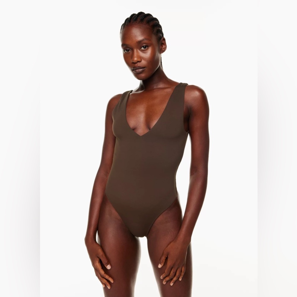 NWOT Aritzia Babaton Contour V-Neck Bodysuit